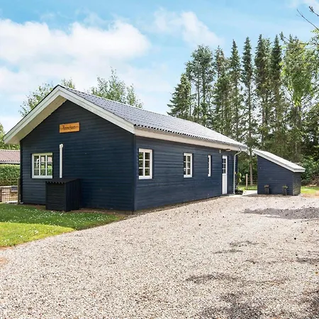 Tranquil Near Kvie Lake-by Traum Holiday home *